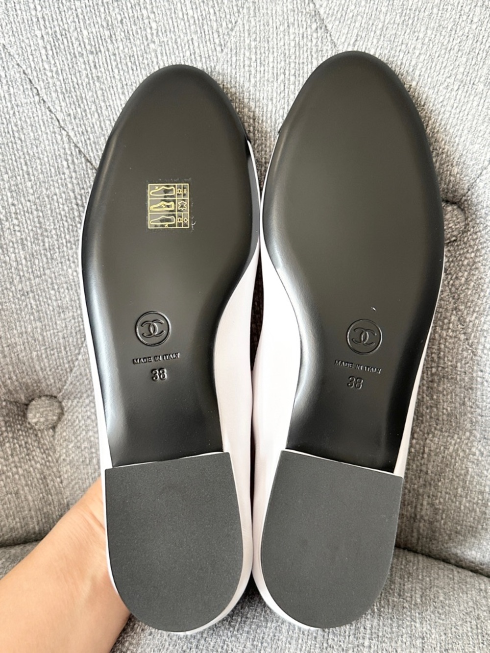 CHANEL S/S 2026 GOLD CC WHITE CALFSKIN LEATHER BLACK GROSGRAIN MOCCASINS FLAT 38 - Picture 10 of 15